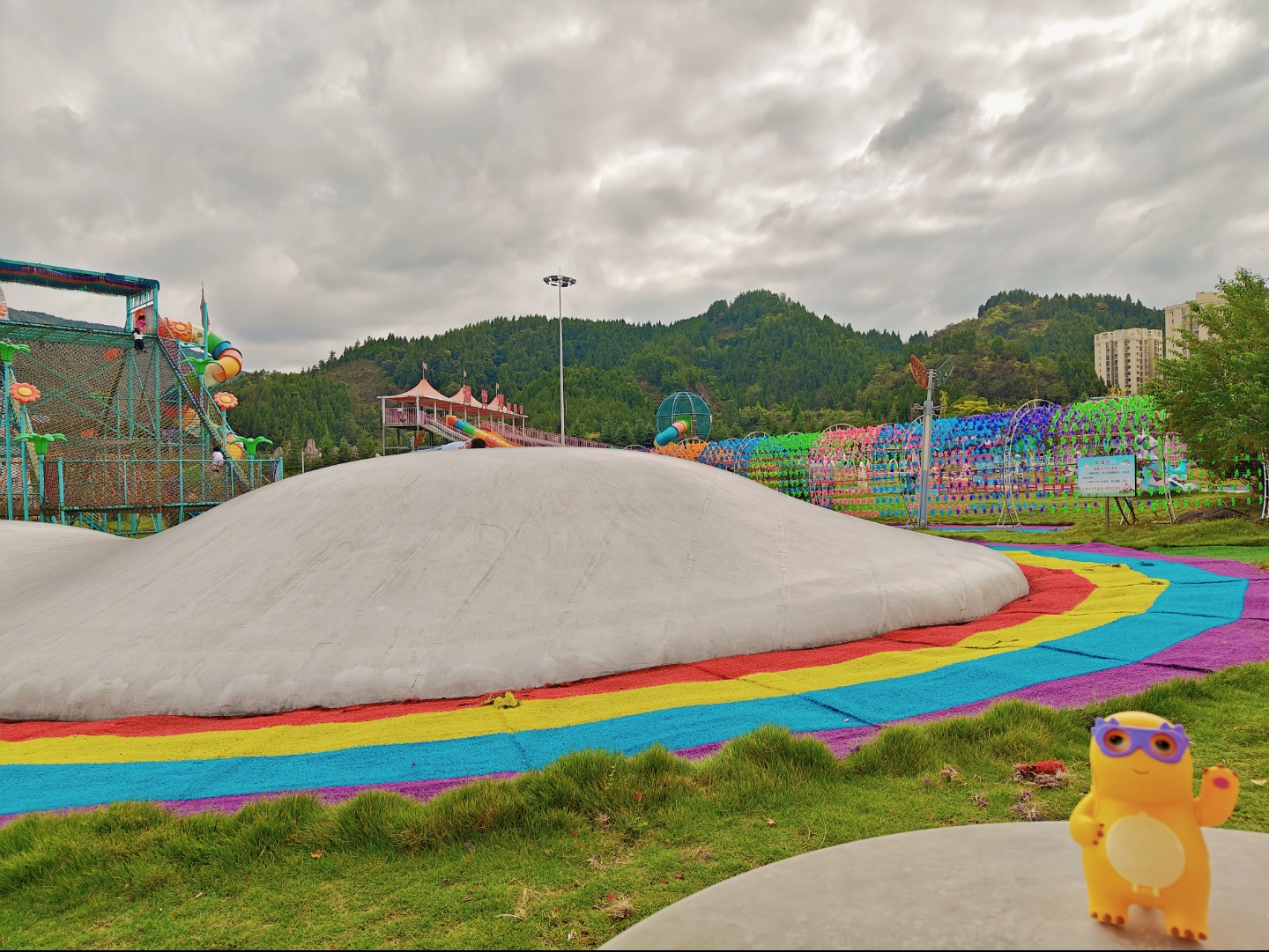 小王先森： 游乐场人呢？天气不好的缘由吧，今天特别冷…